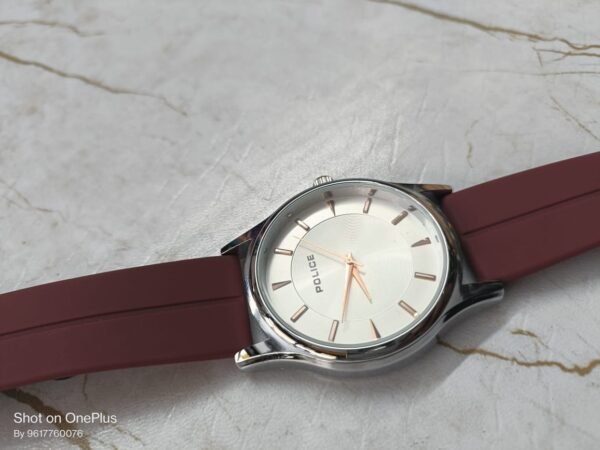 Precision Analog Quartz Watch with 50 m Water Resistance - Image 2
